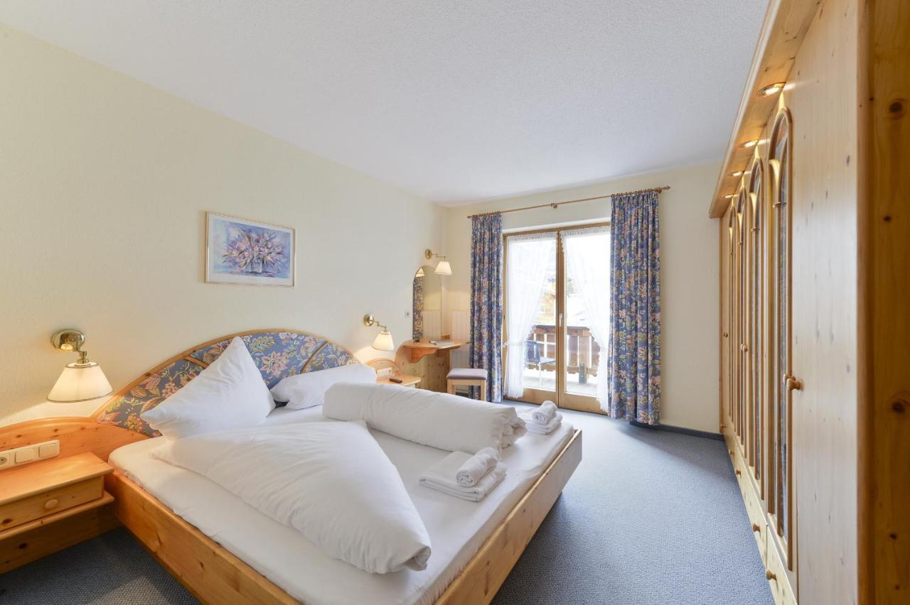 Haus Wallis Hotell Lech am Arlberg Rom bilde