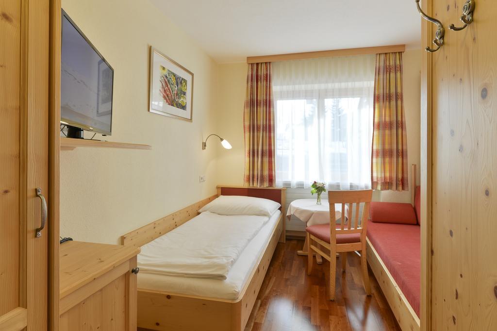 Haus Wallis Hotell Lech am Arlberg Rom bilde