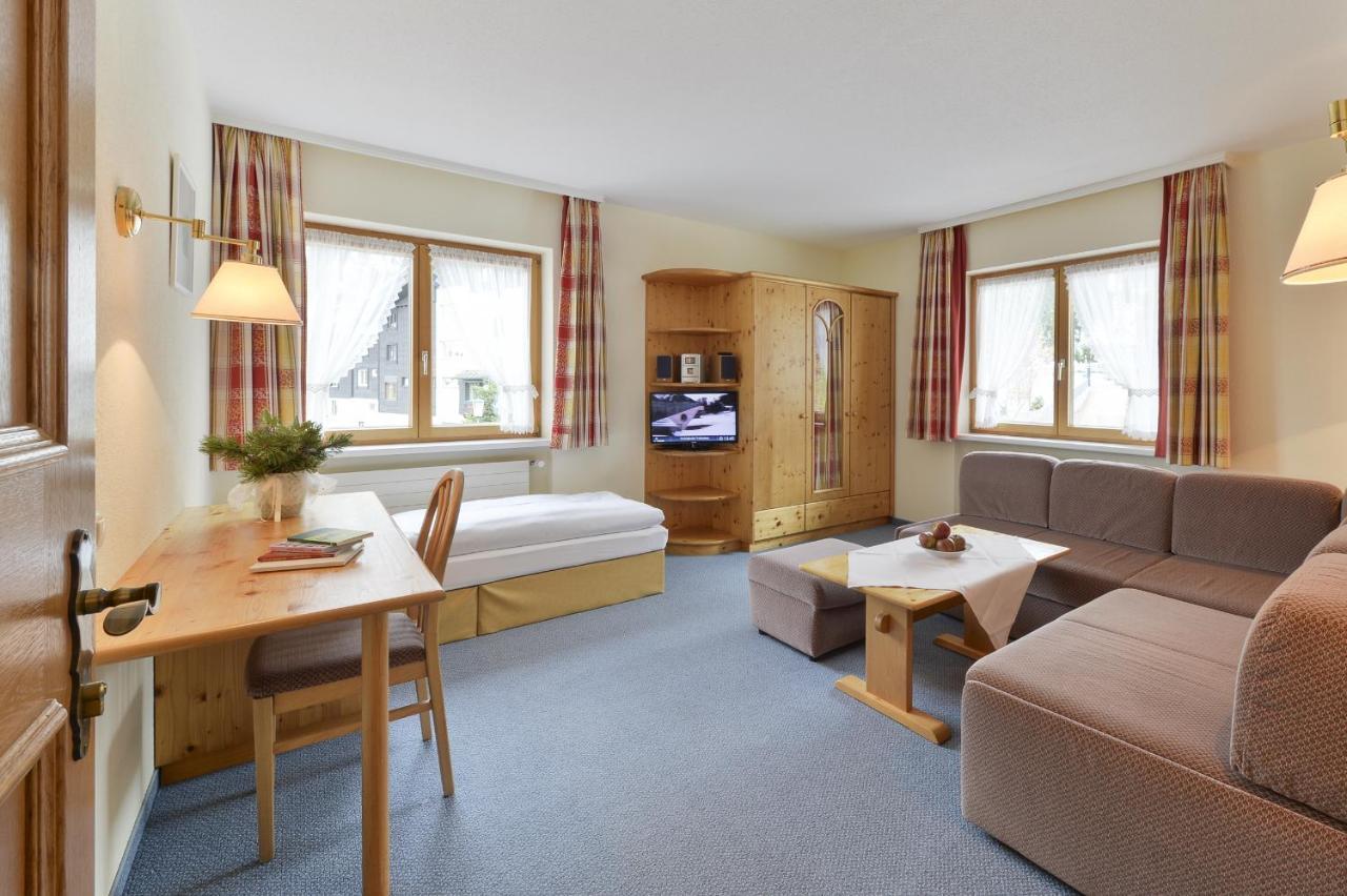 Haus Wallis Hotell Lech am Arlberg Rom bilde