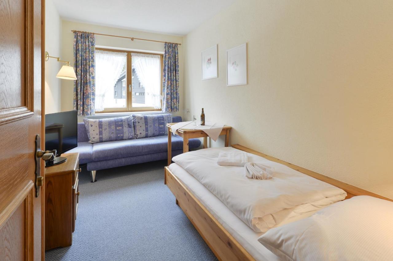 Haus Wallis Hotell Lech am Arlberg Rom bilde