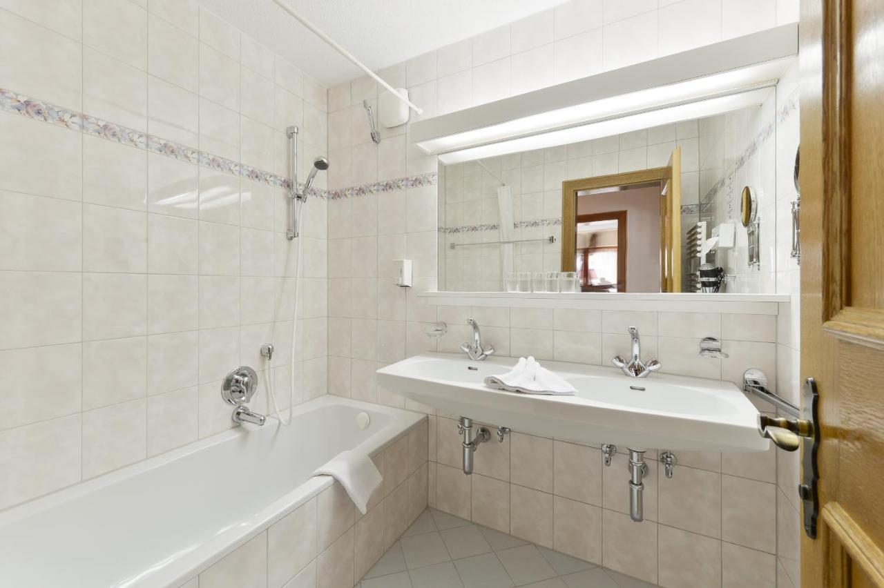 Haus Wallis Hotell Lech am Arlberg Rom bilde