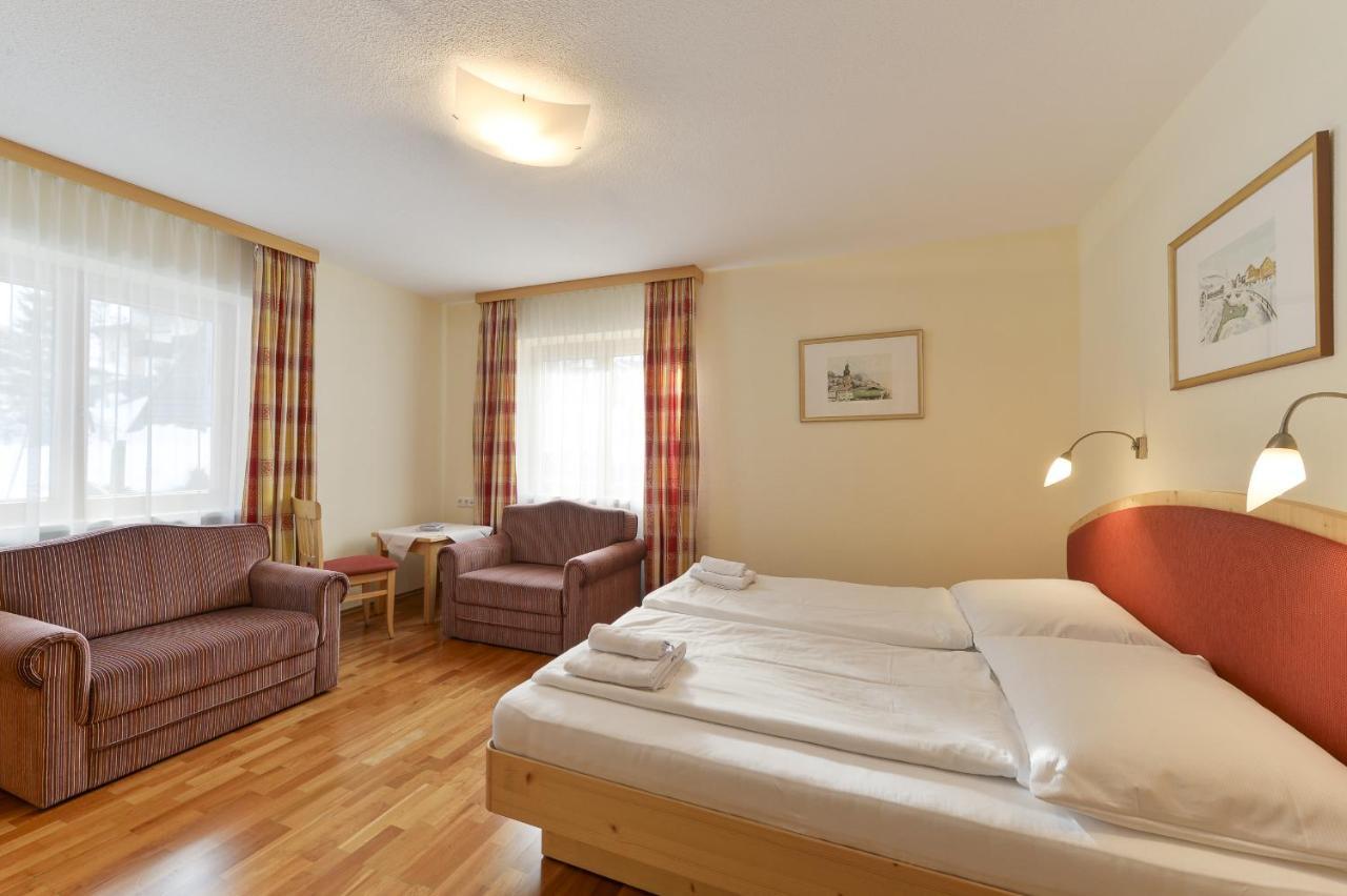Haus Wallis Hotell Lech am Arlberg Rom bilde